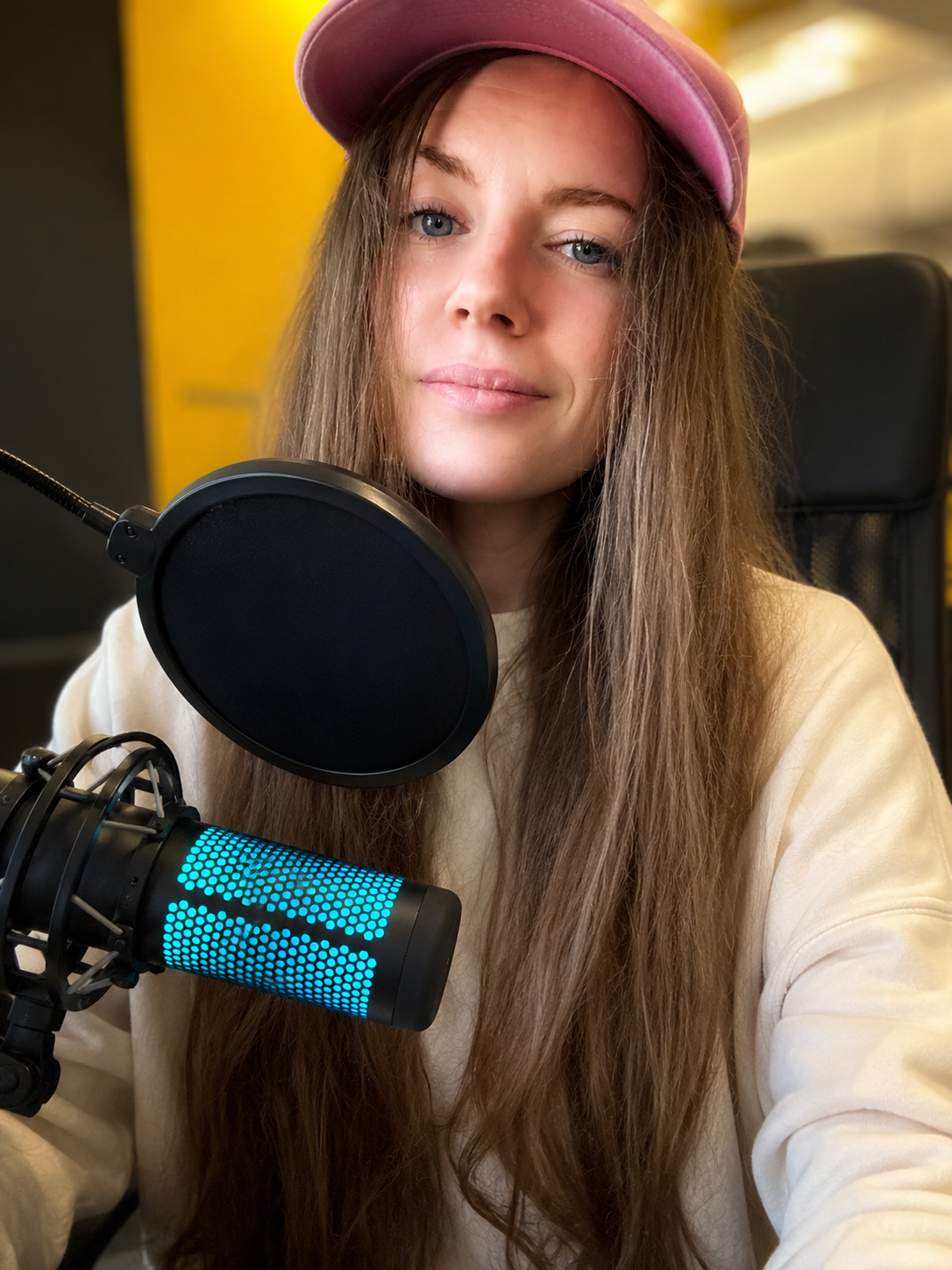Nati con micrófono, grabando contenido